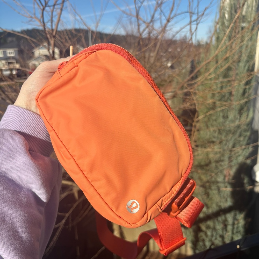 Lululemon Everywhere Belt Bag 1L Golden Apricot/Warm Coral - Picture 1 of 12